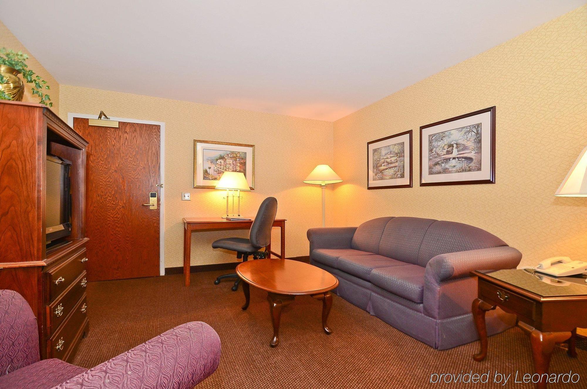 Best Western Plus Eau Claire Conference Center Hotel Room photo